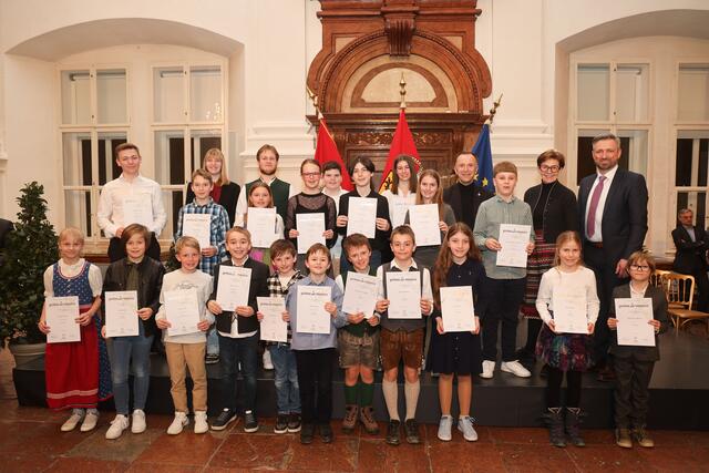 Landtagspräsidentin Brigitta Pallauf, Bürgermeister Bernhard Auinger (Stadt Salzburg) und Thomas Aichhorn (Pädagogisch-Künstlerischer Landesdirektor) gratulierten den jungen Musiktalenten | Foto: Musikum Salzburg / Franz Neumayr