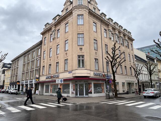 An der Ecke Bahnhofstraße und 8.-Mai-Straße wird aktuell umgebaut. Mit 1. .April zieht hier ein neuer Mieter ein. | Foto: MeinBezirk.at