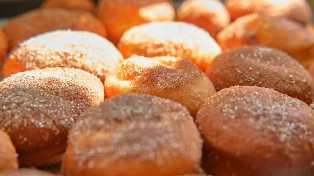 Krapfen (Symbolbild) gehören zu einer gelungenen Faschingsveranstaltung einfach dazu. | Foto: Nick Cheng/Unsplash