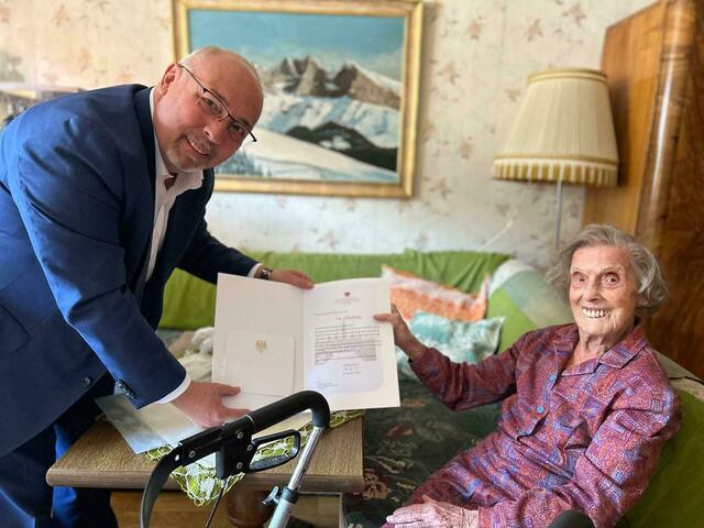 Bezirksvorsteher Peter Jagsch (SPÖ) überreicht Elisabeth Klisowski die Ehrengabe der Stadt.  | Foto: BV 17