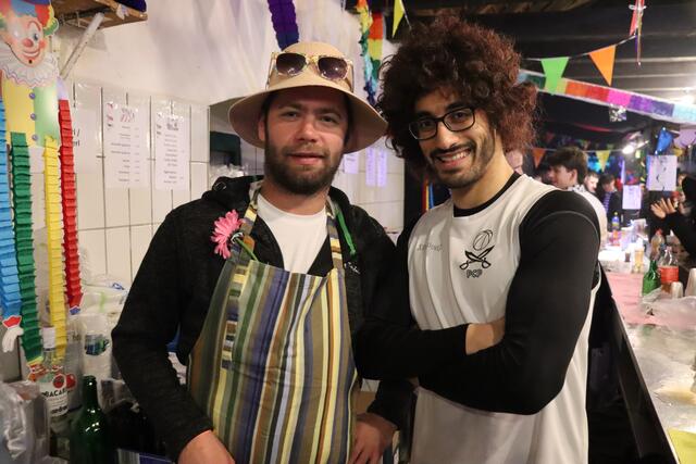 Ein eingespieltes Team aus Helfern arbeitete unermüdlich hinter den Kulissen, um den Gästen ein perfektes Partyerlebnis zu bieten.
Der ASV Pöttsching bedankt sich bei allen Gästen, den fleißigen Helfern und den großzügigen Sponsoren für ihre Unterstützung. Ohne sie wäre dieses Event nicht möglich gewesen. | Foto: Alejandra Ortiz