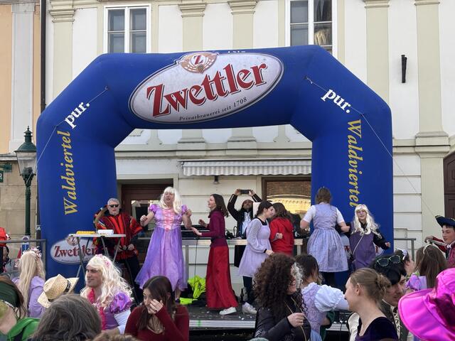Viel Spaß und Tanz am Hauptplatz waren einer der Höhepunkte des Umzugs. | Foto: Manuela Danzinger