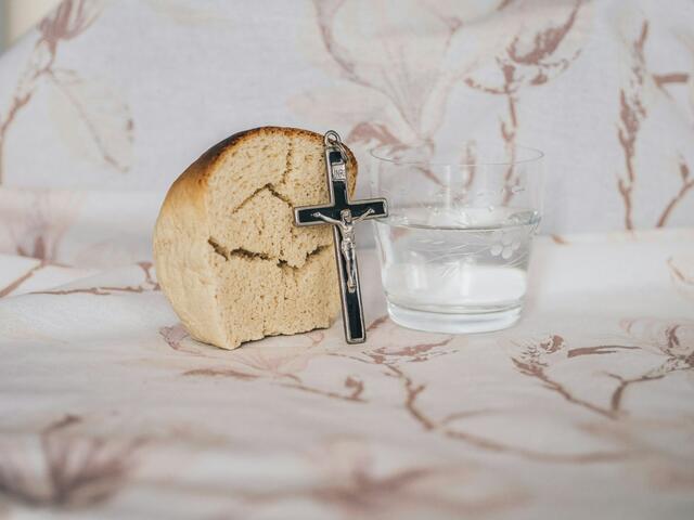 Fastenzeitbeginn: Faschingsumzug ade, ab Mittwoch kehrt für 40 Tage Ruhe ein – für viele Christen auch innerlich. (Symbolbild) | Foto: Kamil Szumotalski/Unsplash