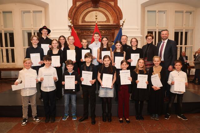 Landtagspräsidentin Brigitta Pallauf, Bürgermeister Bernhard Auinger (Stadt Salzburg) und Thomas Aichhorn (Pädagogisch-Künstlerischer Landesdirektor) gratulierten den jungen Musiktalenten | Foto: Musikum Salzburg / Franz Neumayr