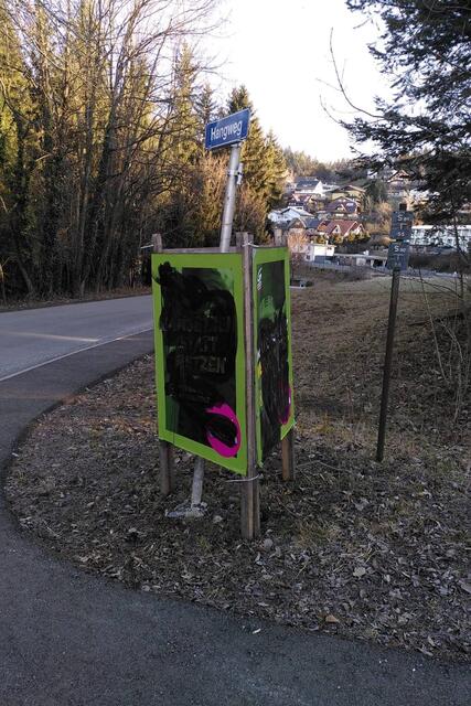 Am Hangweg in Bärnbach wurde das Plakat der Grünen komplett unkenntlich gemacht. | Foto: Die Grünen