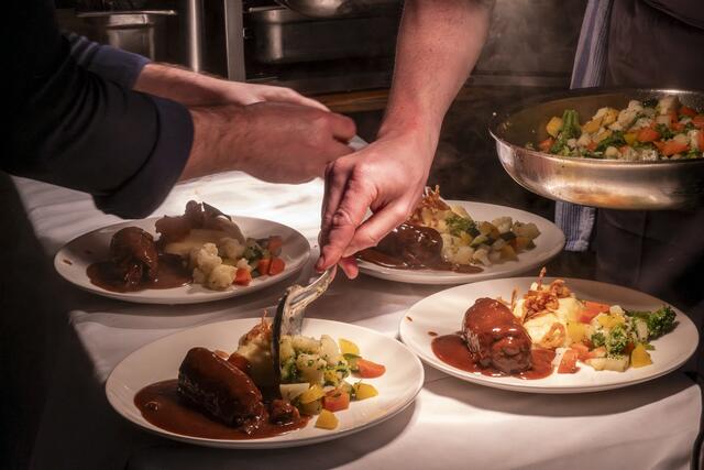 Regionale Kulinarik in den Eichenhof-Gondeln. | Foto: PlaTo
