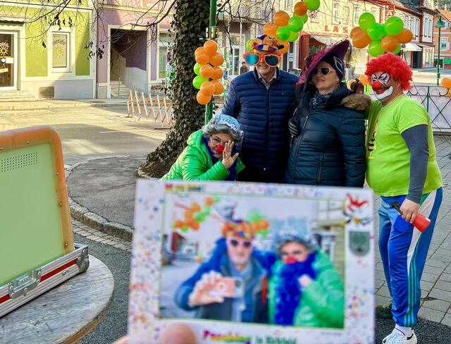 Die Fotobox beim Birfelder Fasching war im Dauereinsatz und hielt zahlreiche lustige Momente für die Närrinnen und Narren fest.