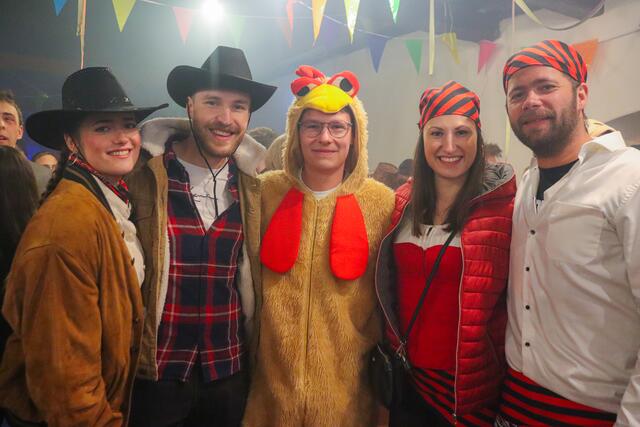 Von links nach rechts: Maxima Zinniel, Kilian Marchart, Gregor Mannsberger, Denise Krauscher und Sascha Kietaibl. | Der Fasching im Bezirk Mattersburg wäre nicht komplett ohne das legendäre Sportler-Gschnas des ASV Pöttsching. | Foto: Alejandra Ortiz