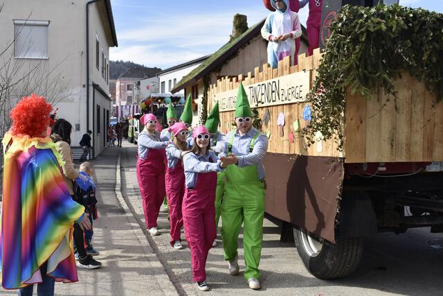 Die Volkstanzgruppe Wabelsdorf tanzte natürlich durch den Umzug. | Foto: MeinBezirk.at