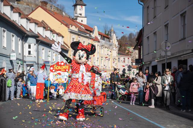 Der Faschingsumzug führte durch die Herzog-Ernst-Gasse. | Foto: Ekatarina Paller
