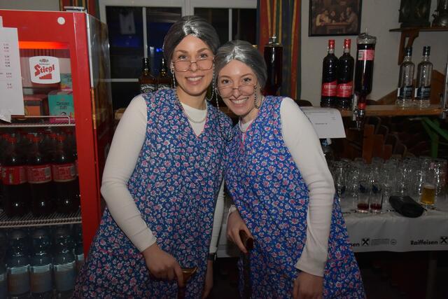 Sabrina und Sonja - die "rüstigen Omis" hinter der Bar | Foto: Alois Braid/zema-medien.de