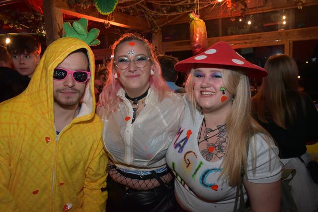 Elias, Christina und Anna-Maria genießen den Lumpenball | Foto: Alois Braid/zema-medien.de