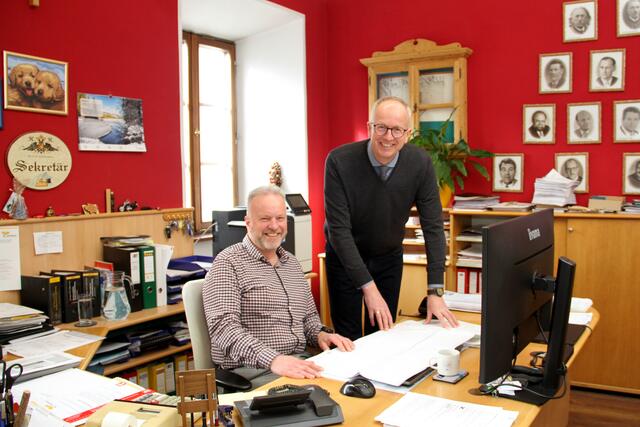 Manfred Sampl (re.), Bürgermeister in St. Michael im Lungau und seit November 2024 Präsident des Salzburger Gemeindeverbandes mit seinem Amtsleiter Erich Sampl. 28.2.2025 | Foto: Land Salzburg/Melanie Hutter 
