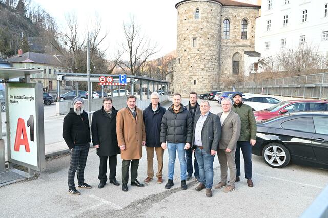 Stadtrat Martin Dowalil, Vizebürgermeister Mario Wührer, Stadtrat Erich Leonhartsberger, Lukas Pessl (Leiter Abteilung Liegenschaften), Stadtrat Wolfgang Durst, Stadtrat Heinz Dötzl, Stadtrat Anton Schörghofer und Vizebürgermeister Armin Bahr (v.l.) beim Zentrumsparkplatz Pfarrgarten.  | Foto: Stadt Waidhofen