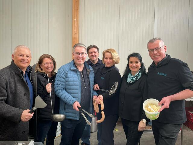 Die ÖVP Andau lud zum Satuanz. Am Foto (v.l.n.r.): Gerald Handig (Landtagsabgeordneter), Liane Peck, Markus Ulram (ÖVP Bezirksobmann), Lorenz Unger, Helga Bruckner, Tamara Peck und Andreas Peck (Vizebürgermeister) | Foto: Volkspartei Burgenland
