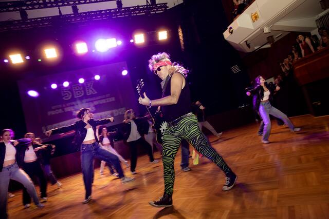 Nach der Eröffnung durch die Schülervertretung (Schulsprecherin Anna Mikesch, Stellvertreter Anton Schmalzl und Sarah Ebner) und Schulleiter Mag. René Bremböck begaben sich die Besucher auf eine Zeitreise durch die Musikwelt der 70er, 80er und 90er Jahre. | Foto: Helmut Wurzer/Alexander Kaufmann