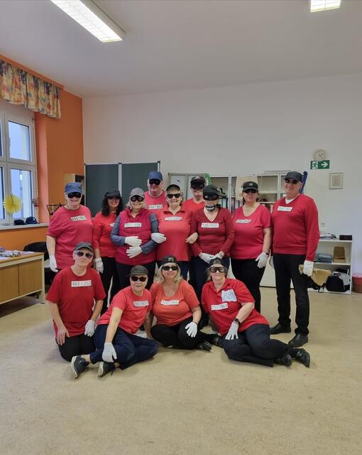 Als Panzerknacker verkleidet tanzte die Gruppe zu Opernballklängen. | Foto: Sieglinde Ohr