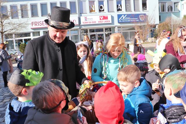 Bgm. Manfred Komericky mit Faschingshut und GR Sabine Jakubzig im Clown-Outfit verteilten an die Kinder Süßigkeiten.  | Foto: Edith Ertl