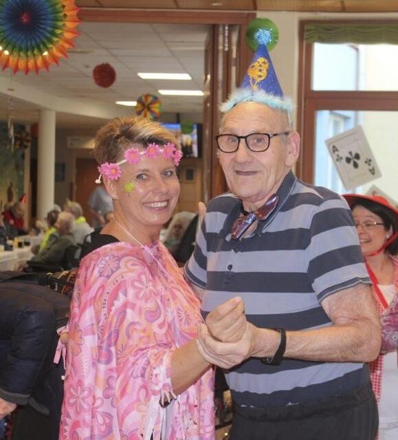 Mitarbeiterin Claudia Holzer und Bewohner Helmut Brenner beim Tanz. | Foto: PBZ Neunkirchen