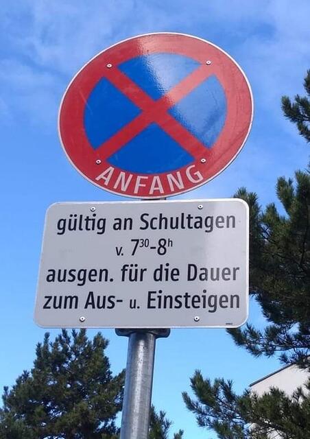 Solche Verkehrsschilder könnten unter Umständen eine "Kiss and Ride"-Zone regeln. Da sie jedoch laut der Bezirksvorstehung eher das Gegenteil bewirken, als man sich erhoffe, ist eine Umsetzung nicht zu erwarten. | Foto: © Ulrike Schatzl - Facebook