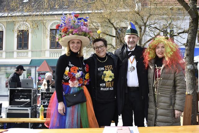 Obmann Christian Joham von der Faschingsgilde Völkermarkt mit den Jurorinnen Manuela Schnitzler, Elvira Steindorfer und Waltraud Lepuch | Foto: MeinBezirk.at
