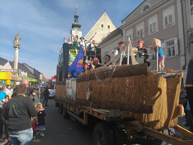 Das Piratenschiff nimmt ein Bad in der Menge. | Foto: Nicole Kaspar
