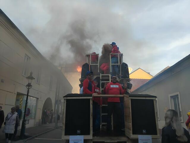 Feuer und Rauch hinterließen die Panzerknacker.  | Foto: Nicole Kaspar