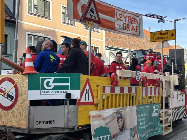 Der Bauwagenmitsamt Schilderwald unterwegs. | Foto: Nicole Kaspar