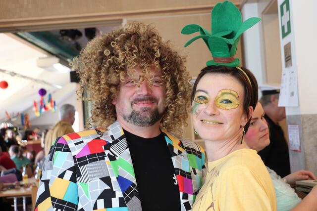 Auch viele Eltern kamen kostümiert und sorgten so für ein buntes Bild im Publikum. Hippie und Ananas waren eine gute Kombination.  | Foto: Edith Ertl