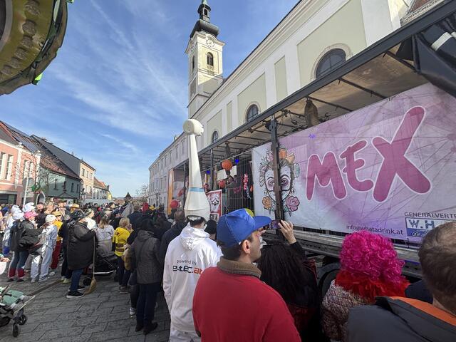 Großer Narrentrubel während des Umzugs. | Foto: Nicole Kaspar