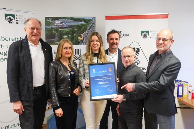 Das Universitäts- und Landessportzentrum Salzburg (ULSZ) in Rif wurde vom Österreichischen Olympische Comité (ÖOC) für weitere vier Jahre mit dem Label „Olympiazentrum“ ausgestattet. Am 3.3.2025 erfolgte die offizielle Übergabe für den Zeitraum von 2025 bis 2028 an Sportlandesrat Martin Zauner. Im Bild v.l.: Peter Mennel (Generalsekretär ÖOC), Barbara Romauer (Vizerektorin Uni Salzburg), Sabrina Rohrmoser (Landesportzentrum Rif), Landesrat Martin Zauner, Christian Schiefermüller (Olympiazentrum Salzburg Rif) und Güner Amesberger (Uni Salzburg). | Foto: Land Salzburg/Franz Neumayr