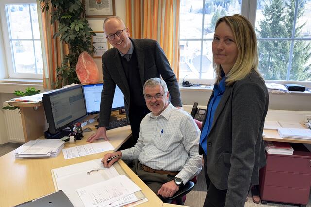 Bürgermeister Manfred Sampl (li.), der Präsident des Salzburger Gemeindeverbandes, mit Waltraud Grall (re.), Bürgermeisterin von Göriach, und Amtsleiter Josef Schreilchner (Göriach). 27.2.2025  | Foto: Land Salzburg/Melanie Hutter 