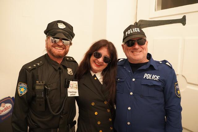 Faschingspolizei: Postenkommandant Martin Fichtinger, Aufputz Vanja Fried van Geel und der neue "Gemeindekiwara" Karl Loidl (v.l.). | Foto: Evi Leutgeb