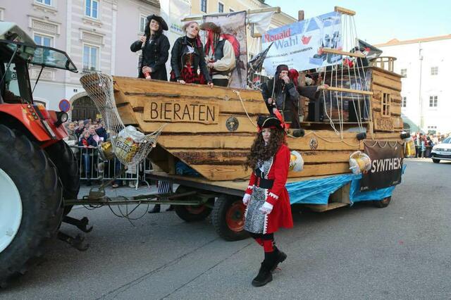 Beim Faschingsumzug in Enns