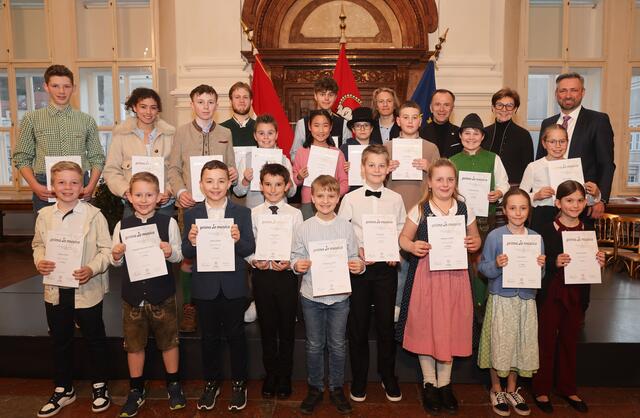 Landtagspräsidentin Brigitta Pallauf, Bürgermeister Bernhard Auinger (Stadt Salzburg) und Thomas Aichhorn (Pädagogisch-Künstlerischer Landesdirektor) gratulierten den jungen Musiktalenten | Foto: Musikum Salzburg / Franz Neumayr