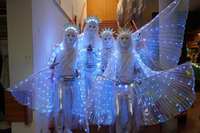 Nicht von dieser Welt: Mit diesem Kostüm wurde das Motto des diesjährigen Faschingsballs mehr als getroffen.  | Foto: Alicia Martin Gomez