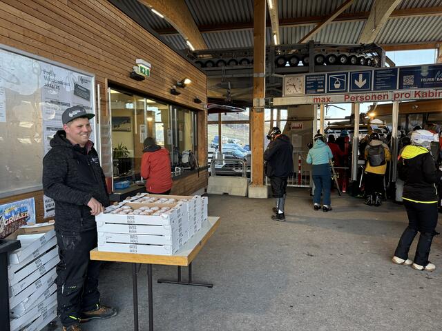 Gut gelaunt und mit feinen Faschingskrapfen empfingen Mitarbeiter der Glungezerbahn die Skigäste. | Foto: Kendlbacher