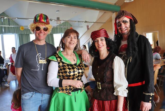 Christian Glauninger, Ingrid Baumhackl sowie Sandra und Markus Hillebrand beim Bauernbund-Kindermaskenball | Foto: Edith Ertl