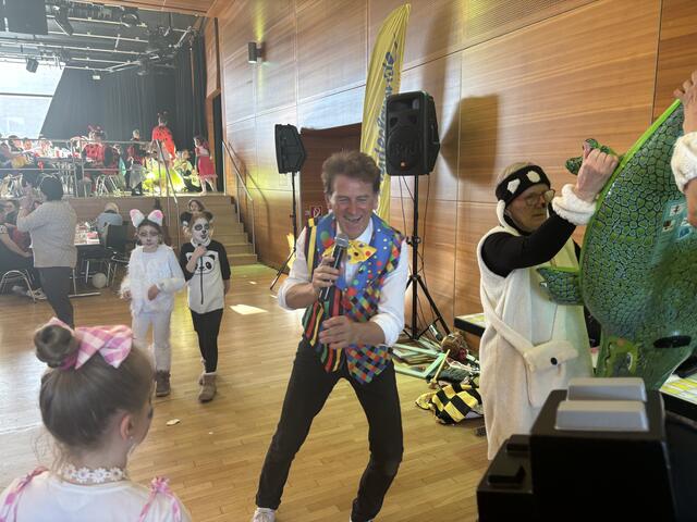 Entertainer Romed Giner begeisterte die Kinder mit mitreißender Unterhaltung und guter Laune.
 | Foto: Kendlbacher