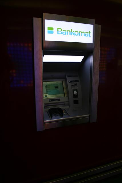 Am Dienstag in den frühen Morgenstunden wurde ein Bankomat in Ötztal-Bahnhof durch unbekannte Täter gesprengt. Die Polizei leitete umgehend Fahndungsmaßnahmen ein. | Foto: Archiv (Symbolbild)