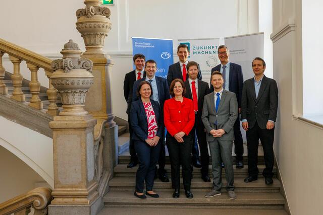 Im Bild: Markus Pohler (Ceratizit), Lukas Wild (Ceratizit) und Christian Mitterer (Leiter des Departments Werkstoffwissenschaft) (hintere Reihe, v. l.), Vizerektor für Forschung und Nachhaltigkeit Helmut Antrekowitsch, Christoph Czettl (Ceratizit) und Lorenz Romaner (Lehrstuhl für Metallkunde) (Mitte v. l.), Nina Schalk (Lehrstuhl für funktionale Werkstoffe und Werkstoffsysteme), Brigitte Müller (CD-Forschungsgesellschaft) und Michael Tkadletz (Lehrstuhl für funktionale Werkstoffe und Werkstoffsysteme) (vorne v. l.) | Foto: MUL/Stöbbauer