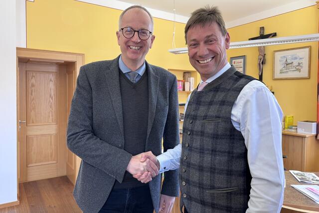 Manfred Sampl (li.) ist Bürgermeister in St. Michael im Lungau und seit November 2024 Präsident des Salzburger Gemeindeverbandes. Er kennt laut einer Mitteilung des Landes Salzburg die Sorgen der Gemeinden in Salzburg: derzeit fast gleich bleibende Ertragsanteile, aber mehr Aufgaben und Ausgaben für Personal und Energie. Die Gemeinden wollen nun mit einem Drei-Punkte-Programm die Qualität der Versorgung und Infrastruktur in Salzburg aufrecht erhalten. Rechts im Bild: Bürgermeister Andreas Kaiser (Mariapfarr). 28.2.2025  | Foto: Land Salzburg/Melanie Hutter 
