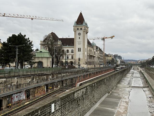 Im Amtshaus Hietzing finden die Bezirksvertretungssitzungen statt.  | Foto: Lisa Kammann/MeinBezirk