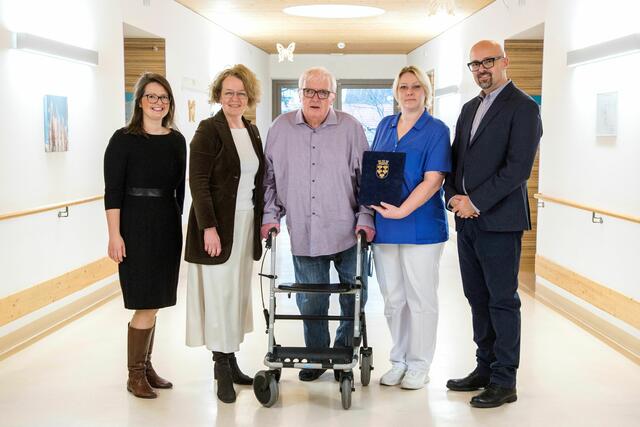 Interim. Kaufmännische Direktorin Katrin Hörth, Landesrätin Christiane Teschl-Hofmeister; Bewohner Erich Hangel; Pflegeassistentin Sandra
Ganauser und Pflegedirektor Zlatan Plesko. | Foto: NÖ LGA/Rathfotografie 
