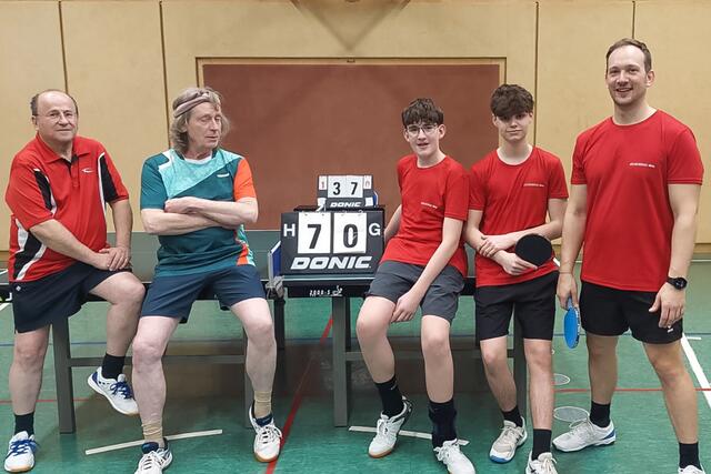 Horn 6 gegen Waidhofen: Streicher, Pomalis, Nicoo Pfannhauser, Sven Kremser und Thomas Mayr. | Foto: Sektion Tischtennis Horn