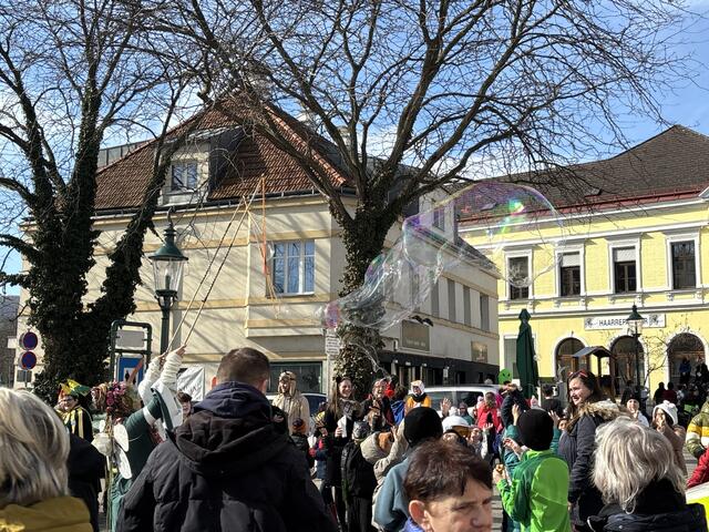Die Riesenseifanblasen begeistern die Kinder.  | Foto: Marlene Trenker