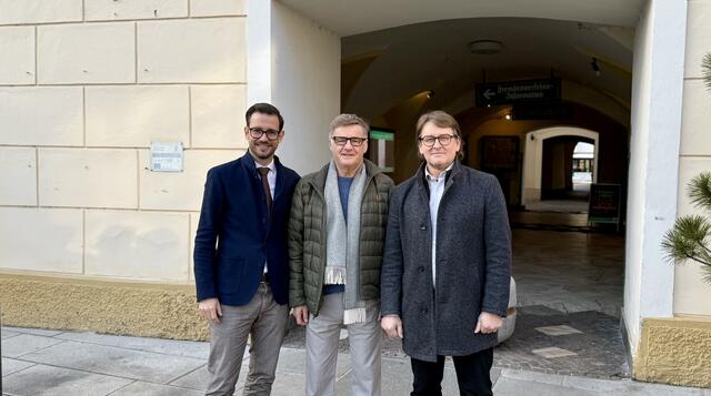 Übergabe der Förderzusage in Völkermarkt (von links): Landesrat Sebastian Schuschnig, Obmann Karl Kräuter vom Wirtschaftsverein Zukunft Völkermarkt und Wirtschaftsstadtrat Bernhard Sutterlüty | Foto: Büro LR Schuschnig/Habich