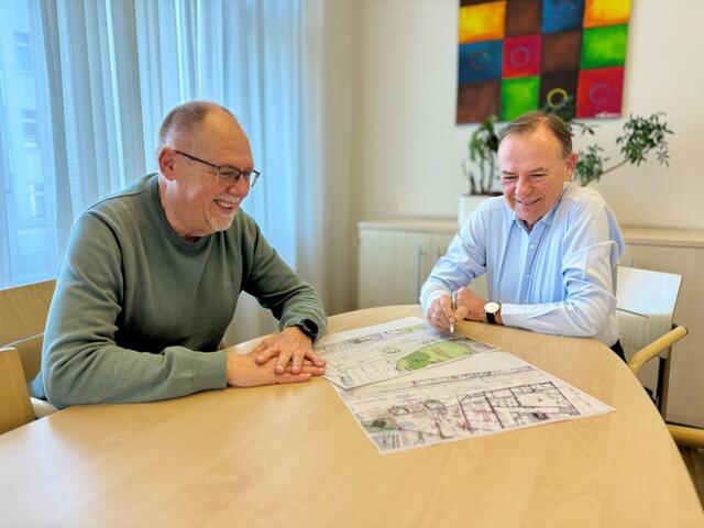 Wolfgang Ermischer (l.) mit Bezirksvorsteher Gerlad Bischof (beide SPÖ) bei der Planung.  | Foto: BV23/Esther Genitheim