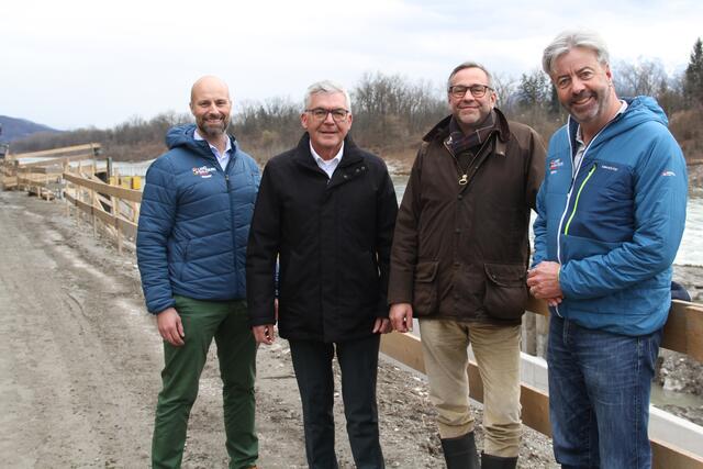 Von links: Landesrat Josef Schwaiger mit Bergheims Bürgermeister Robert Bukovc, Abteilungsleiter Dominik Rosner (Land Salzburg) und Theodor Steidl (Land Salzburg) bei der Kraftwerksbaustelle in Muntigl. | Foto: Land Salzburg/Melanie Hutter