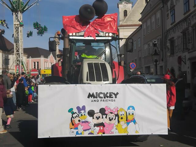 Eines der kreative gestalteten Zugpferde der Umzugswägen. | Foto: Nicole Kaspar